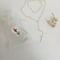 Kit Primeira Eucaristia – Terço Perolado, Garrafinha Eucarística e Saco de Organza

