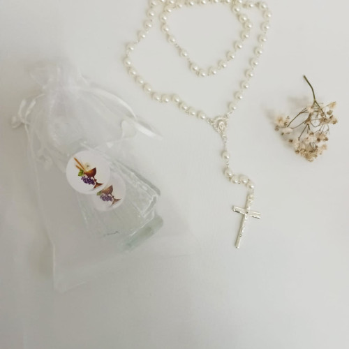 Kit Primeira Eucaristia – Terço Perolado, Garrafinha Eucarística e Saco de Organza
