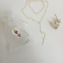 Kit Primeira Eucaristia – Terço Perolado, Garrafinha Eucarística e Saco de Organza
