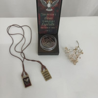 Escapulário Espírito Santo com Adorno – Proteção, Fé e Estilo em um Só Acessório
