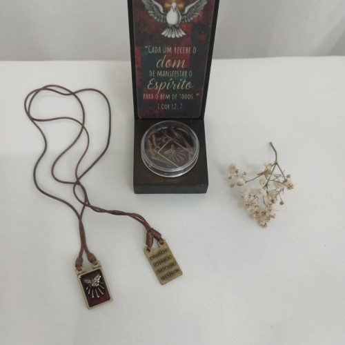 Escapulário Espírito Santo com Adorno – Proteção, Fé e Estilo em um Só Acessório
