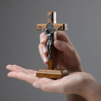 Crucifixo P/ Mesa Em Madeira C/ Medalha De São Bento Em Metal Na Cor Onix -12cm
